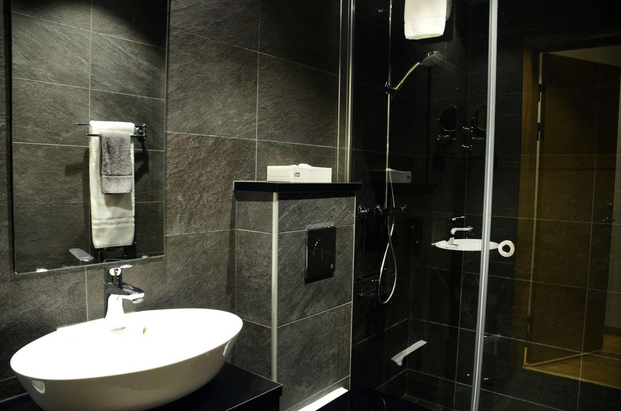 Home Hotel Bilan Карлстад Екстериор снимка